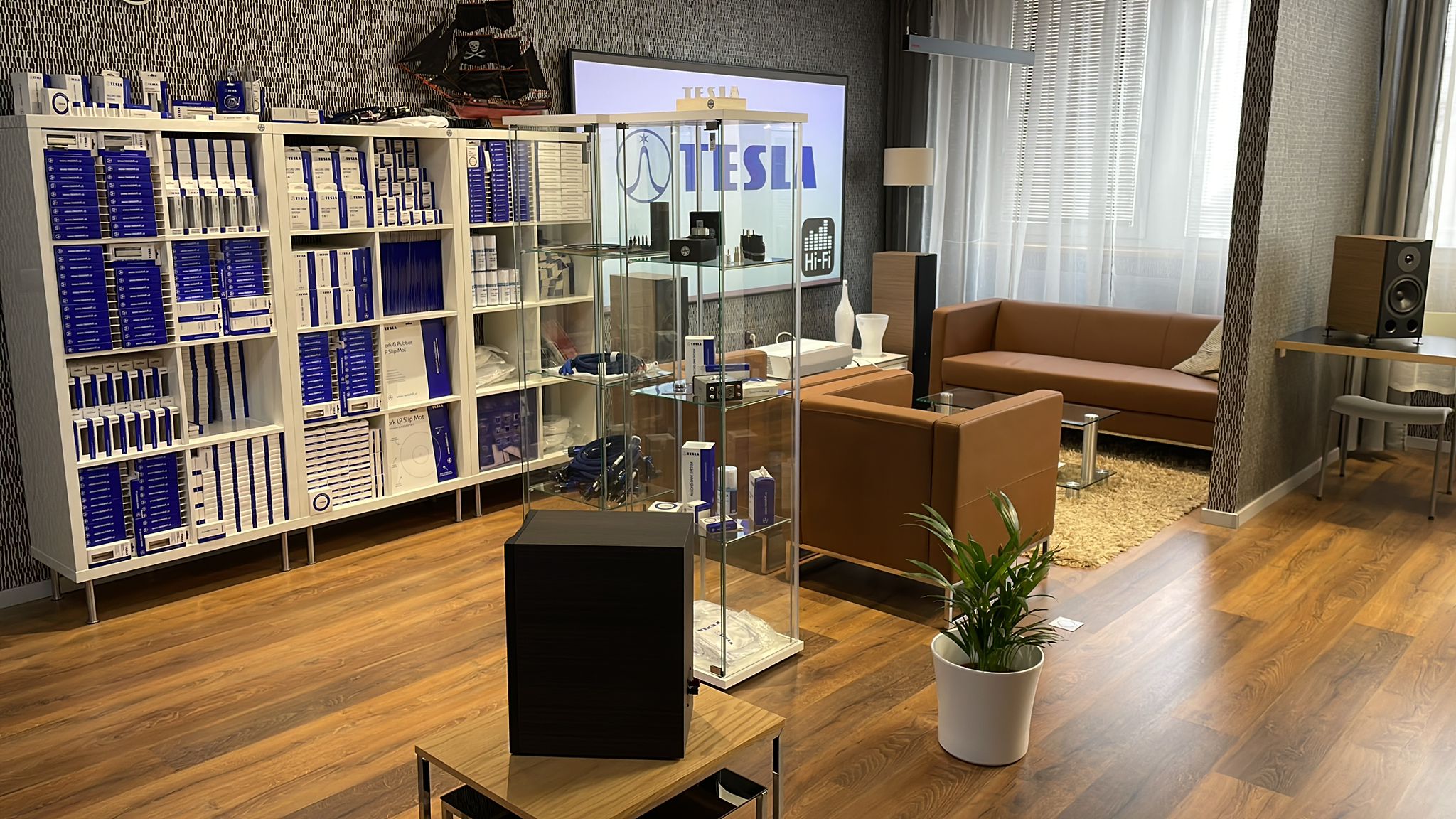 První podniková prodejna TESLA je v Praze